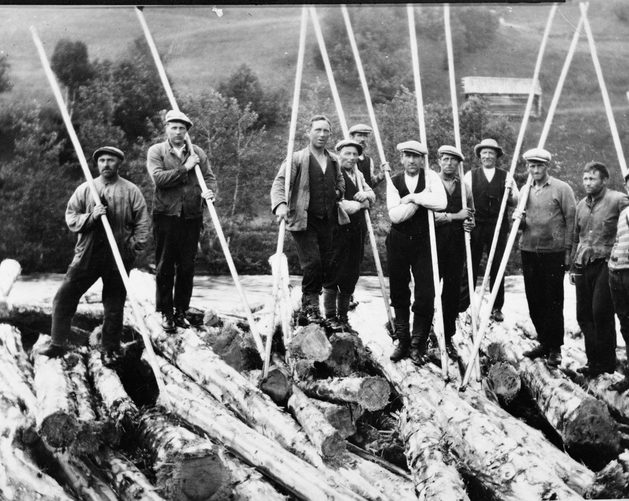 Tømmerfløting. Kilde Selbu og Tydal historielag.jpg